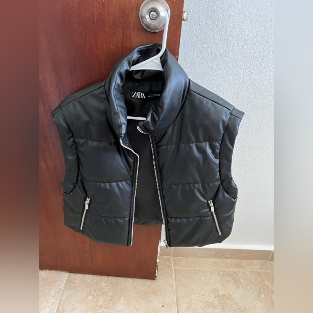 Zara puffer vest size small
